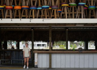 Las sillas de un bar, almacenadas en la segunda planta del local en Sea Hag Marina , en Steinhatchee, Florida. Foto La Hora/AP