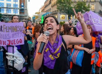 Las pancartas dicen "Se acabó" y "Var feminista. Rubiales está fuera de juego".