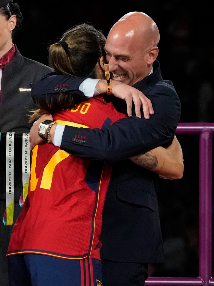 En esta imagen de archivo, el presidente de la Federación Española de Fútbol, Luis Rubiales, abraza a Alba Redondo en la ceremonia de entrega de medallas a las campeonas de la Copa del Mundo femenina, en el Estadio Australia de Sidney, Australia, el 20 de agosto de 2023.
