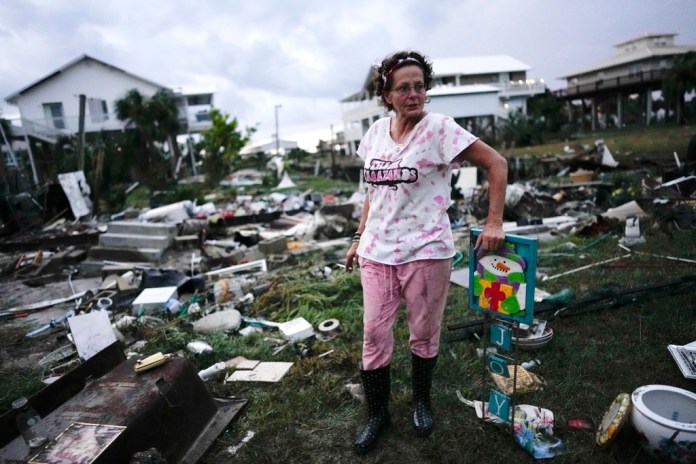 Jewell Baggett, de pie junto a una decoración navideña que recuperó de entre los restos de la casa de su madre, mientras busca otras pertenencias en la casa rodante. 