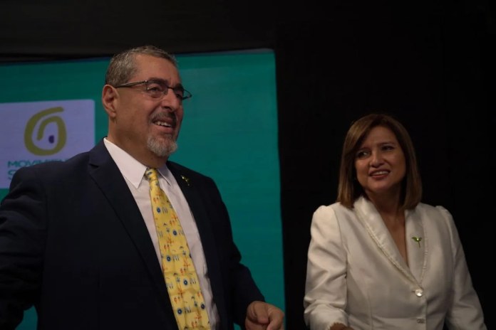 SemillaBernardo Arévalo y a Karin Herrera, binomio presidencial electo. Foto: Movimiento Semilla.