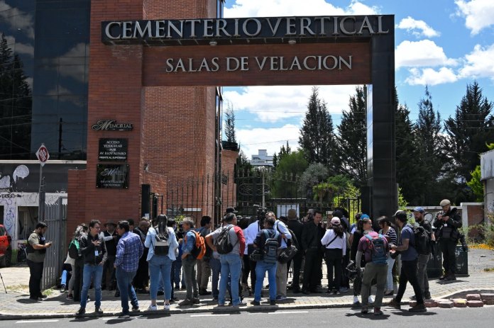 La gente se reúne frente al Cementerio Vertical 