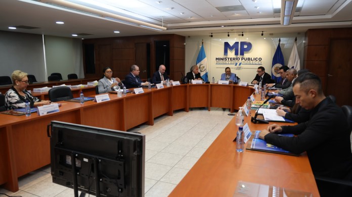 El secretario general de la OrganizaciÃ³n de Estados Americanos, Luis Almagro durante su reuniÃ³n con el MP. Foto La Hora/MP
