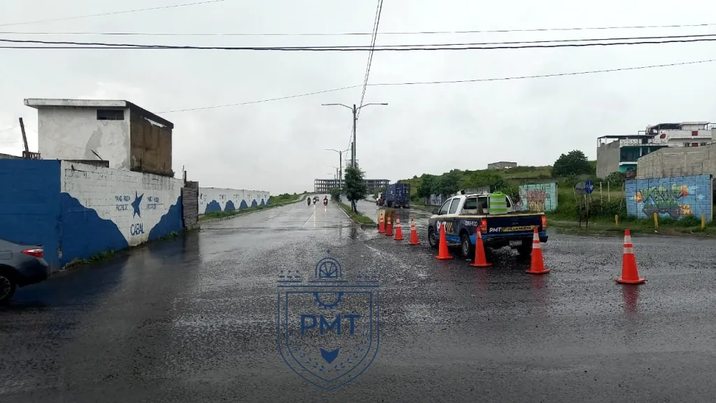 Con las lluvias el tráfico se vuelve más complicado en el áreas cercanas al socavamiento. 