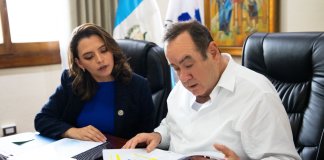 El presidente Alejandro Giammattei revisa avances en el informe de transición gubernamental junto a Keila Vilchez Secretaria General de Segeplan.