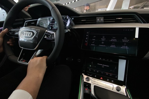 El concepto de visualización y el manejo digital del Audi Q8 e-tron se completa con el Audi virtual cockpit.
