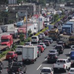 Decenas de personas han resultado afectadas luego del cierre del paso vehicular por el kilómetro 17.5 de la ruta al Pacífico.