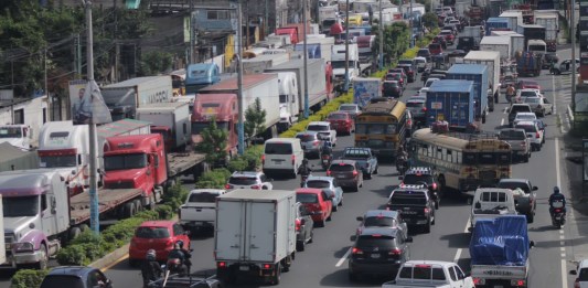 Decenas de personas han resultado afectadas luego del cierre del paso vehicular por el kilómetro 17.5 de la ruta al Pacífico.