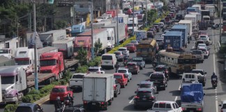 Decenas de personas han resultado afectadas luego del cierre del paso vehicular por el kilómetro 17.5 de la ruta al Pacífico.
