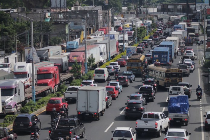 Decenas de personas han resultado afectadas luego del cierre del paso vehicular por el kilómetro 17.5 de la ruta al Pacífico.