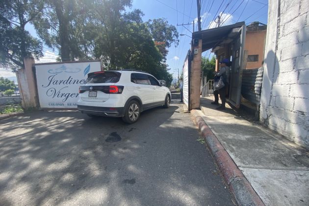 Mientras el equipo de investigación se encontraba afuera del inmueble en Villa Nueva, ingresó un vehículo tipo camioneta blanca.