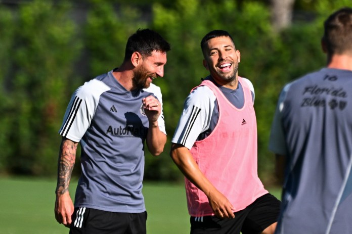 El nuevo defensa español de Inter Miami, Jordi Alba (derecha), y su compañero de equipo, el delantero argentino Lionel Messi.