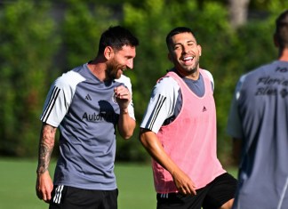 El nuevo defensa español de Inter Miami, Jordi Alba (derecha), y su compañero de equipo, el delantero argentino Lionel Messi.