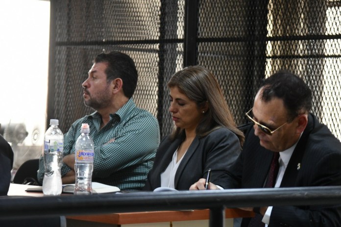 De izq. a dcha. Los hermanos Roberto, Rey del Tenis, y Clara López Villatoro y el magistrado suspendido Eddy Orellana.
