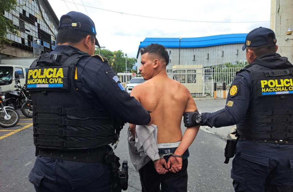 Guevara Fino fue detenido por agentes de la Policía Nacional Civil (PNC) en la 20 calle y 6ª  avenida de la zona 1 capitalina. 