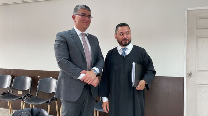 El juez Ruano junto a su abogado Herbert Pérez.