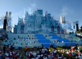 El rito del Vía Crucis que recrea el sufrimiento y la muerte de Jesucristo es uno de los aspectos más destacados de la Juventud Mundial festividades de un día, que es de hecho un jamboree católico internacional de seis días.