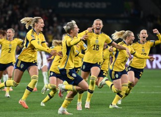 La delantera sueca #18 Fridolina Rolfo y sus compañeras de equipo celebran su victoria durante el partido de fútbol de octavos de final de la Copa Mundial Femenina 2023.