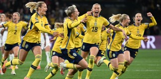 La delantera sueca #18 Fridolina Rolfo y sus compañeras de equipo celebran su victoria durante el partido de fútbol de octavos de final de la Copa Mundial Femenina 2023.