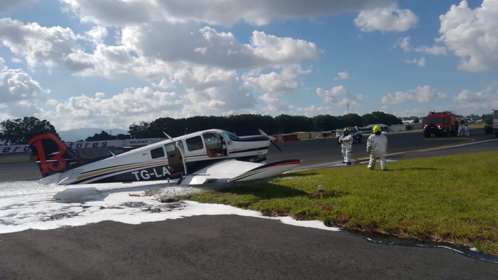 El aeropuerto La Aurora tras un incidente con una avioneta, en el cual no hubo heridos. 