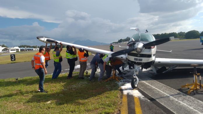 El aeropuerto La Aurora tras un incidente con una avioneta, en el cual no hubo heridos.
