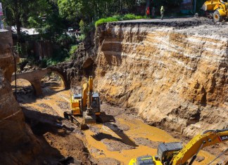 Maquinaria pesada avanza con los trabajos de movimiento de tierras, limpieza y dragado para preparar el área de trabajo donde se colocarán las tres nuevas tuberías.