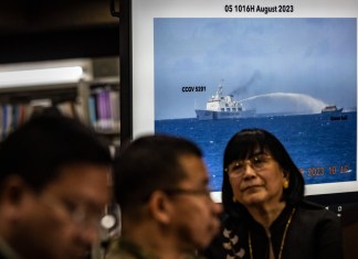 Imágenes de un barco de la Guardia Costera china usando un cañón de agua contra un barco de reabastecimiento filipino durante una conferencia de prensa en el Departamento de Relaciones Exteriores en Manila.