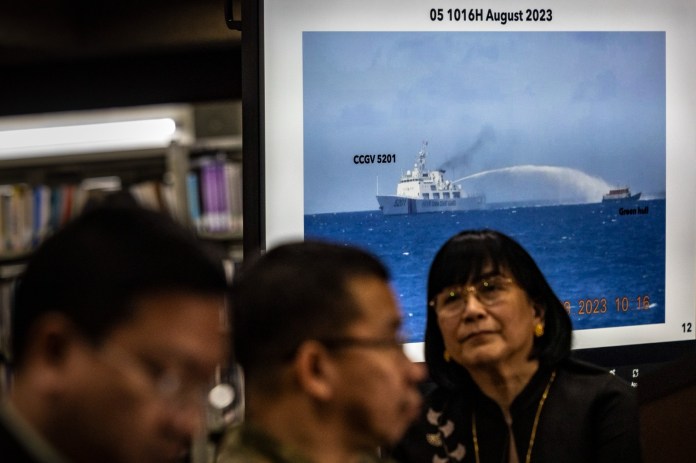 Imágenes de un barco de la Guardia Costera china usando un cañón de agua contra un barco de reabastecimiento filipino durante una conferencia de prensa en el Departamento de Relaciones Exteriores en Manila.