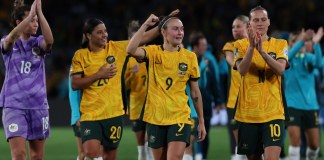 La delantera australiana #09 Caitlin Foord (C) celebra con sus compañeras de equipo al final de la ronda de octavos de final de la Copa Mundial Femenina de Australia y Nueva Zelanda 2023 entre Australia y Dinamarca en el Estadio Australia.