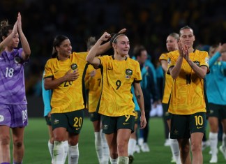 La delantera australiana #09 Caitlin Foord (C) celebra con sus compañeras de equipo al final de la ronda de octavos de final de la Copa Mundial Femenina de Australia y Nueva Zelanda 2023 entre Australia y Dinamarca en el Estadio Australia.