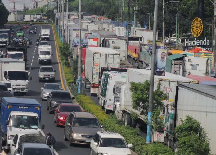 Transito ruta al Pacífico, jurisdicción de Villa Nueva, luego del hundimiento en carretera principal. Foto La Hora/José Orozco