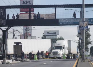 Transito ruta al Pacífico, jurisdicción de Villa Nueva, luego del hundimiento en carretera principal. Foto La Hora/José Orozco