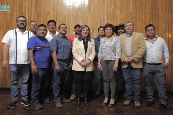 En la foto se puede observar al alcalde de Villa Nueva, Javier Gramajo, y Brenda Medrano del Cid, ambos del partido Vamos.