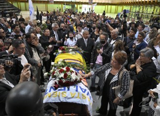 Cientos de simpatizantes del candidato presidencial ecuatoriano Fernando Villavicencio, asesinado a tiros el miércoles. Foto La Hora/AFP