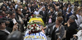 Cientos de simpatizantes del candidato presidencial ecuatoriano Fernando Villavicencio, asesinado a tiros el miércoles. Foto La Hora/AFP
