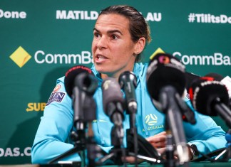 La australiana Lydia Williams habla durante una conferencia de prensa en el Sydney Football Stadium en Sydney el 14 de agosto de 2023, antes del partido de fútbol semifinal de la Copa Mundial Femenina de Australia y Nueva Zelanda 2023 contra Inglaterra.