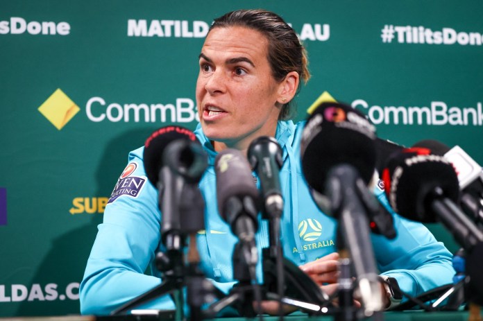 La australiana Lydia Williams habla durante una conferencia de prensa en el Sydney Football Stadium en Sydney el 14 de agosto de 2023, antes del partido de fútbol semifinal de la Copa Mundial Femenina de Australia y Nueva Zelanda 2023 contra Inglaterra.