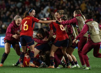 Las jugadoras españolas celebran después de que la defensora española #19 Olga Carmona (sin ser vista) anotó el segundo gol de su equipo durante el partido de fútbol de semifinales de la Copa Mundial Femenina.
