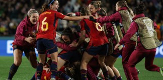 Las jugadoras españolas celebran después de que la defensora española #19 Olga Carmona (sin ser vista) anotó el segundo gol de su equipo durante el partido de fútbol de semifinales de la Copa Mundial Femenina.