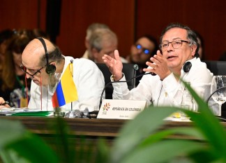 En esta imagen distribuida por la Presidencia de Colombia, el presidente Gustavo Petro (derecha) habla durante la IV Reunión de Presidentes de los Estados Partes del Tratado de Cooperación Amazónica.