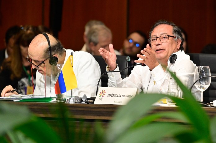 En esta imagen distribuida por la Presidencia de Colombia, el presidente Gustavo Petro (derecha) habla durante la IV Reunión de Presidentes de los Estados Partes del Tratado de Cooperación Amazónica.