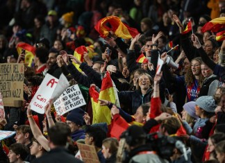 Los partidarios de España celebran al final del partido de fútbol de semifinales de la Copa Mundial Femenina de Australia y Nueva Zelanda 2023.