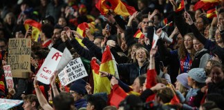 Los partidarios de España celebran al final del partido de fútbol de semifinales de la Copa Mundial Femenina de Australia y Nueva Zelanda 2023.