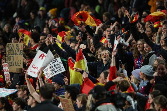 Los partidarios de España celebran al final del partido de fútbol de semifinales de la Copa Mundial Femenina de Australia y Nueva Zelanda 2023.