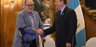 En la foto el presidente Alejandro Giammattei y el director ejecutivo de la Comisión Presidencial Contra la Corrupción (CPCC), Óscar Dávila.