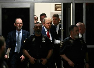 Donald Trump fue acusado formalmente el 14 de agosto de 2023 por cargos de extorsión y una serie de delitos electorales después de una extensa investigación de dos años.