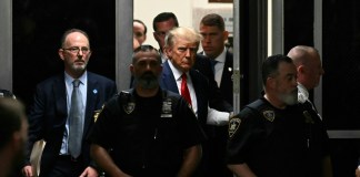 Donald Trump fue acusado formalmente el 14 de agosto de 2023 por cargos de extorsión y una serie de delitos electorales después de una extensa investigación de dos años.