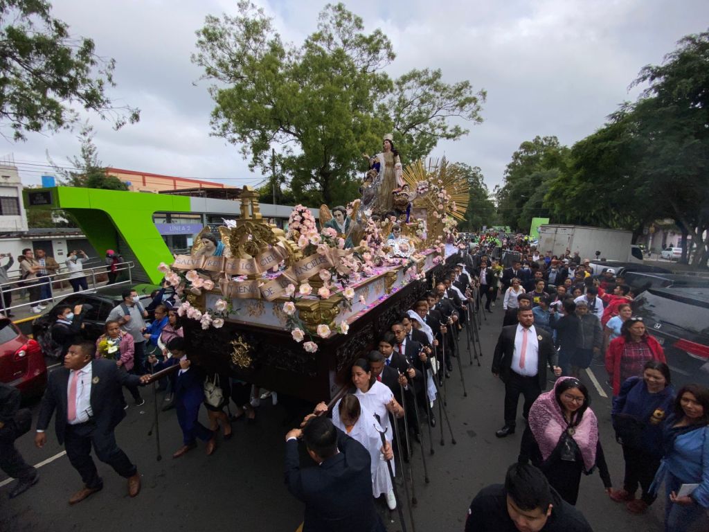 Fieles católicos acompañan a la Virgen de la Asunción este 15 de agosto.