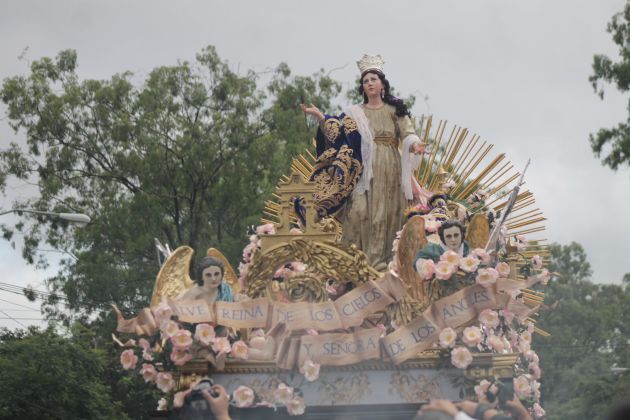 La imagen de la Virgen de la Asunción es removida de la iglesia de Chinautla para su nuevo recinto en el Centro Histórico.