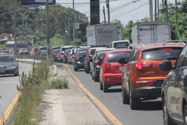 Grietas en el kilómetro 11.5 de Carretera a El Salvador. Foto La Hora/José Orozco